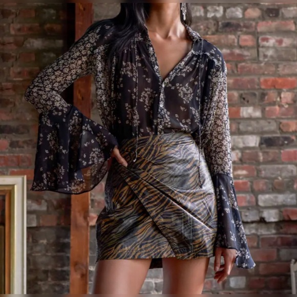 Free People's semi-sheer, floral-print blouse - Picture 5 of 6